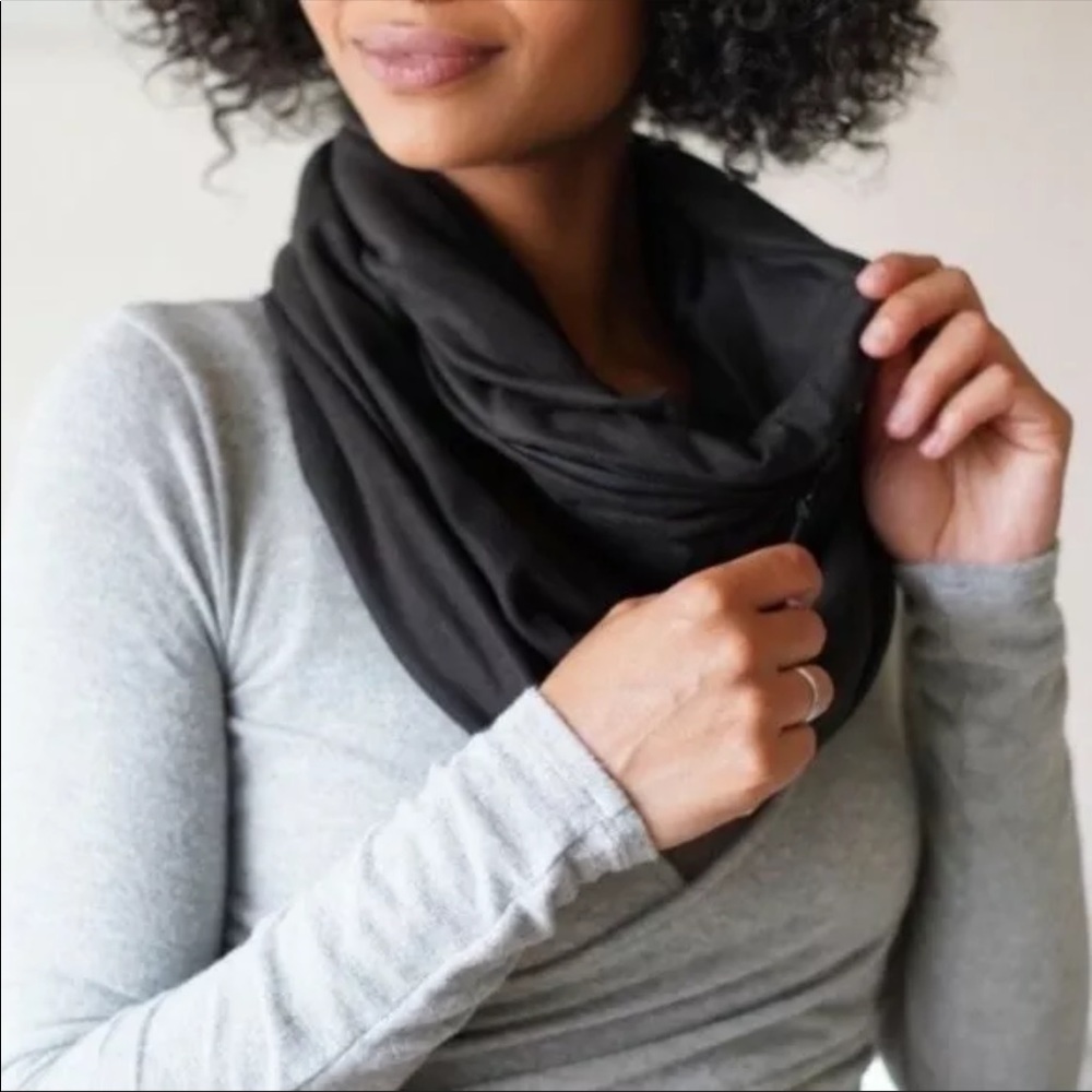 Beyond yoga pocket infinity scarf black